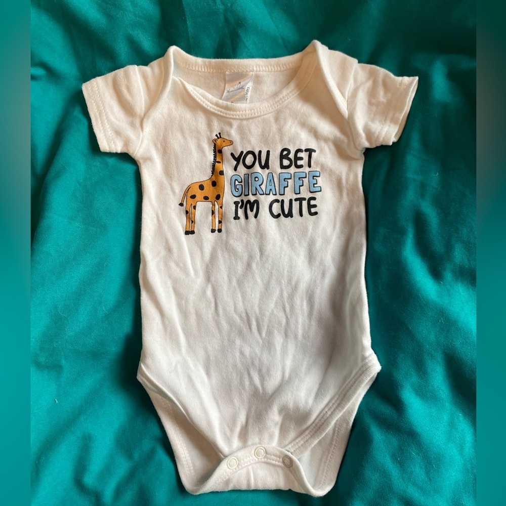 Giraffe Short Sleeve Baby Onesie 100% Cotton size 0-3 Months